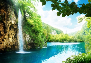 Vlies Fototapete 35 - Waterfall in Paradise Berge Tapete Wasserfall Lagune Paradies Berge See Wald B
