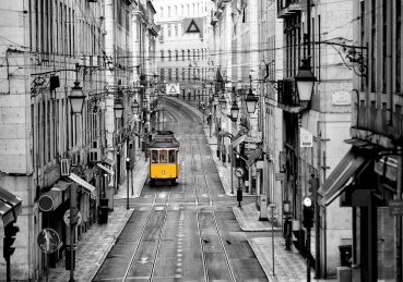 Vlies Fototapete 3286 - Stadt Tapete Straßenbahn, Altstadt, Gassen schwarz - weiß