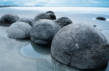 Fototapete MOERAKI BOULDERS 175x115 runde Steine Strand Neuseeland Pazifik Kugel
