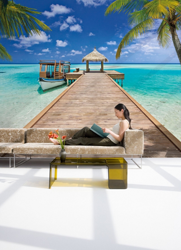 Fototapete BEACH RESORT 368x254 cm Steg am tropischen Strand mit Palmen und Boot